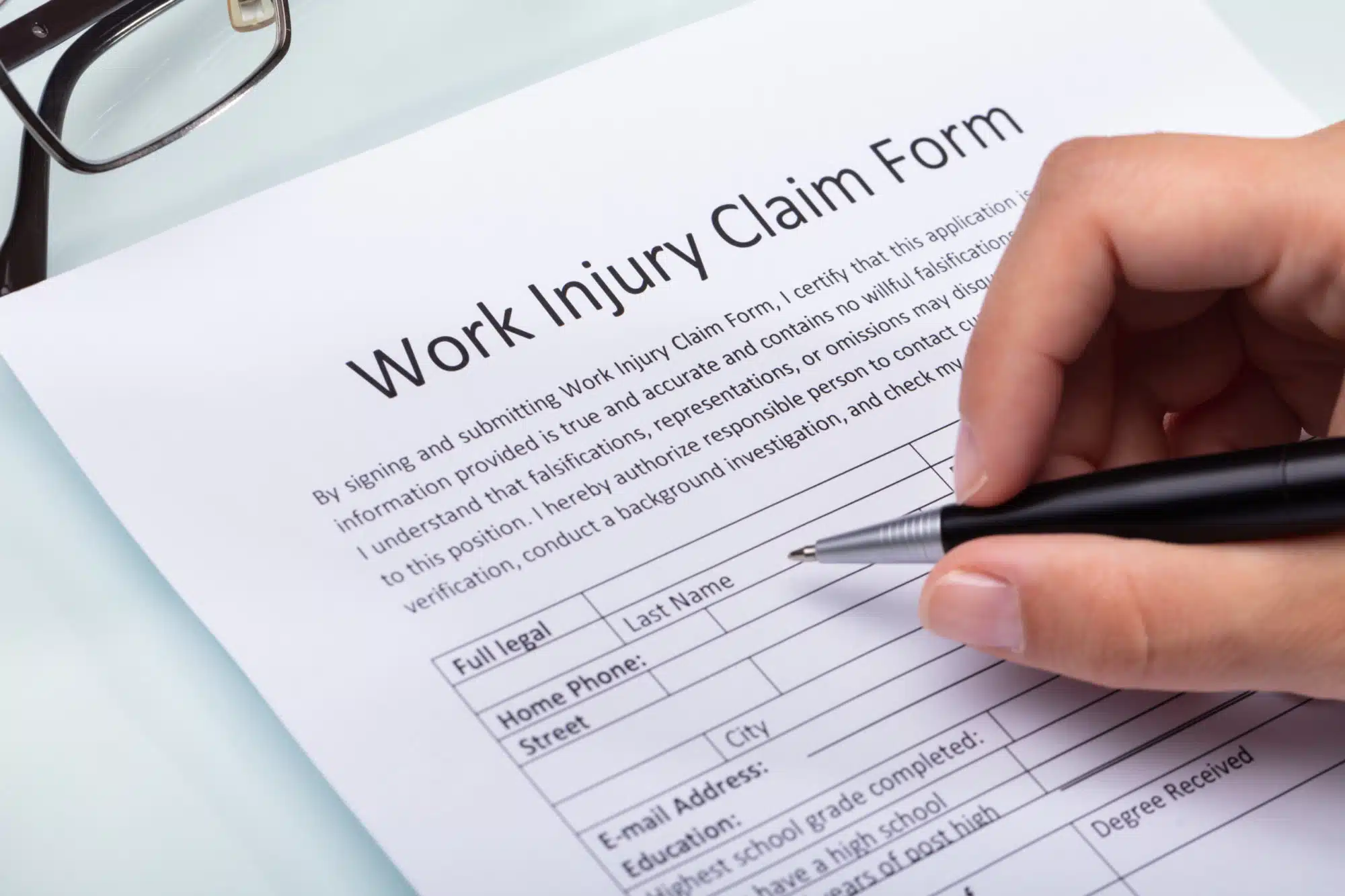 worker filling out a workers’ compensation claim form